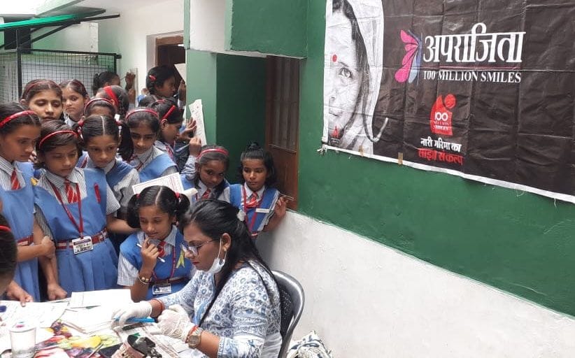 लूर्द चिल्ड्रेन स्कूल में अपराजिता के बैनर तले आयोजित स्वास्थ्य शिविर में बच्चों का इलाज करतीं ?