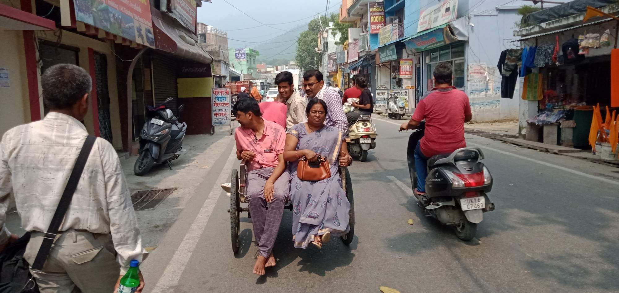 परिवहन महासंघ की हड़ताल के कारण रिक्शे से गंतव्य तक जाते यात्री। परिवहन महासंघ की हड़ताल के कारण रिक्शे से गंतव्य तक जाते यात्री।
