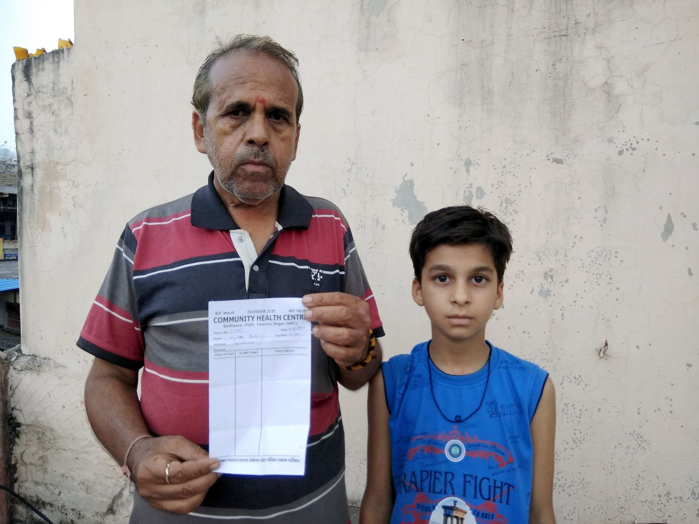 उपचार न मिलने दुखी दादा व पोता खाली पर्ची लेकर सीएचसी में भटकते रहे। उपचार न मिलने दुखी दादा व पोता खाली पर्ची लेकर सीएचसी में भटकते रहे।