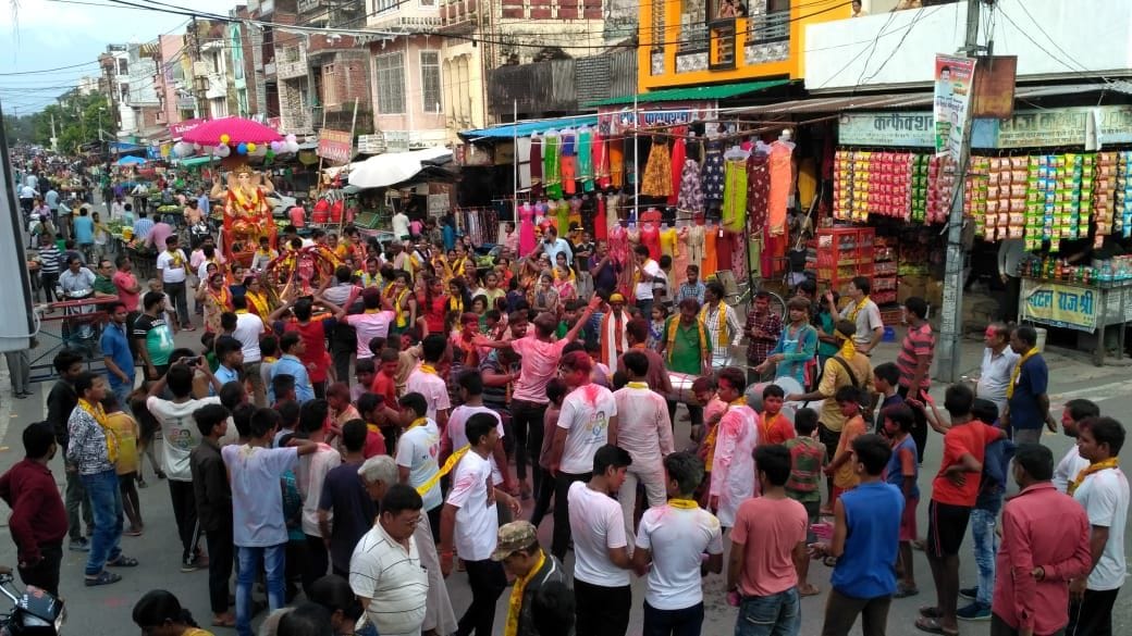 टनकपुर में भगवान गणेश की मूर्ति विसर्जन झांकी में उमड़ी गणपति भक्तों की भीड़। टनकपुर में भगवान गणेश की मूर्ति विसर्जन झांकी में उमड़ी गणपति भक्तों की भीड़।