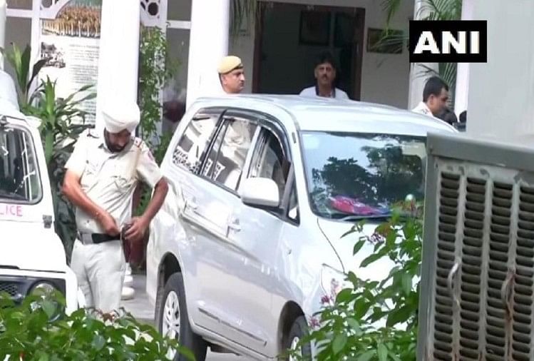 मनी लॉन्ड्रिंग केस: डीके शिवकुमार को तुगलक रोड थाने से ईडी कार्यालय ले जाया गया, अदालत में पेशी आज डी के शिवकुमार को ले जाती पुलिस