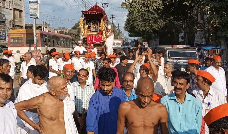 Jain Festival प रभ रथ पर ह ए सव र नग ड ब ज रह Etah News