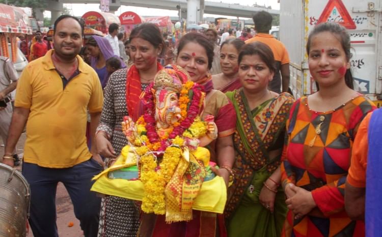 गुलाल उड़ाते, नाचते-गाते भगवान गणेशजी को धूमधाम से किया विदा भगवान श्रीगणेश जी की मूर्ति को विसर्जित करने के लिए गीता कॉलोनी घाट जाते श्रद्धालु।