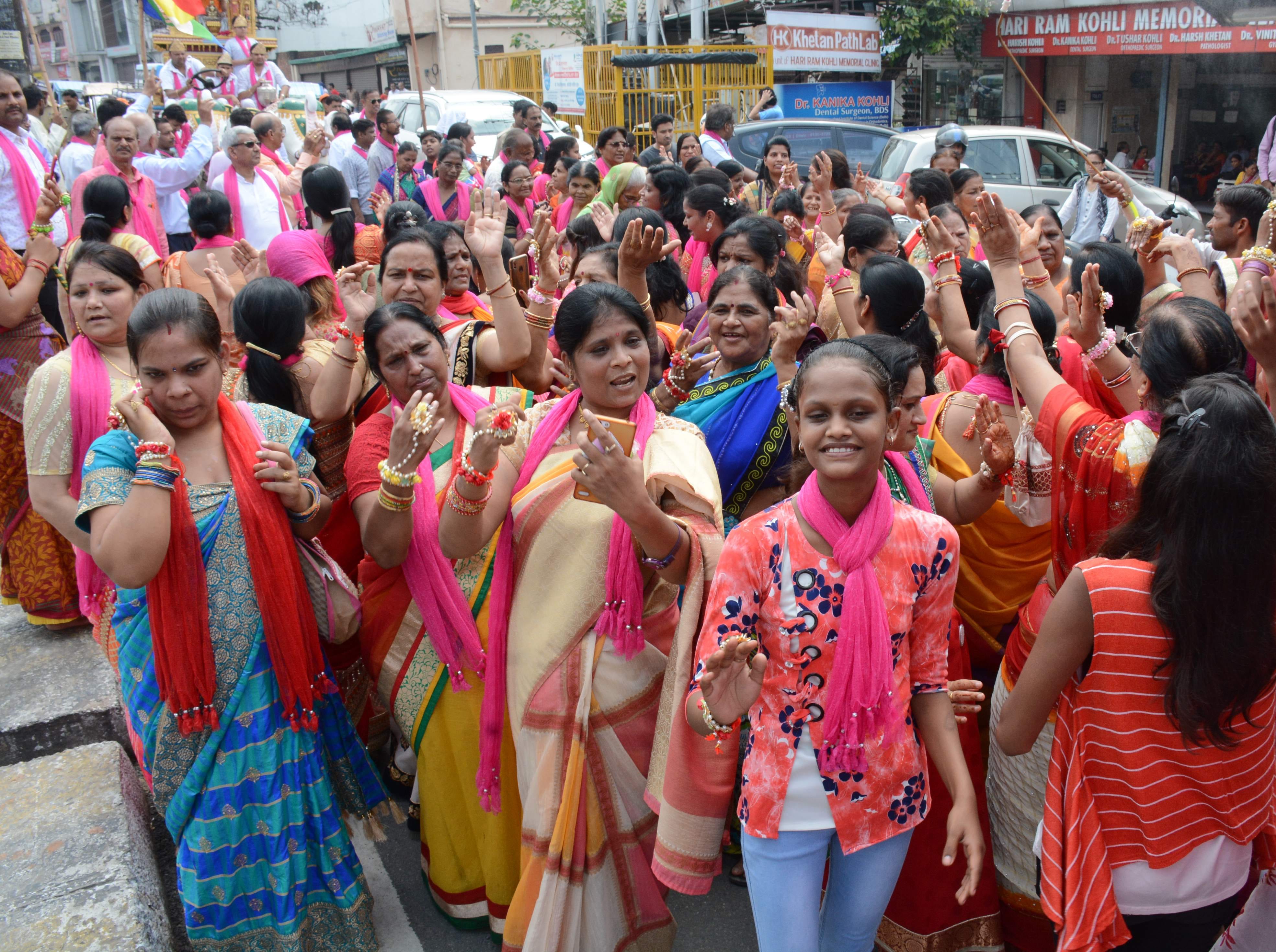 अंनत चतुर्दशी के अवसर पर जैन धर्मशाला से निकाली गई रथयात्रा में नाचते गाते हुए चलते श्रद्वालु । अंनत चतुर्दशी के अवसर पर जैन धर्मशाला से निकाली गई रथयात्रा में नाचते गाते हुए चलते श्रद्वालु ।