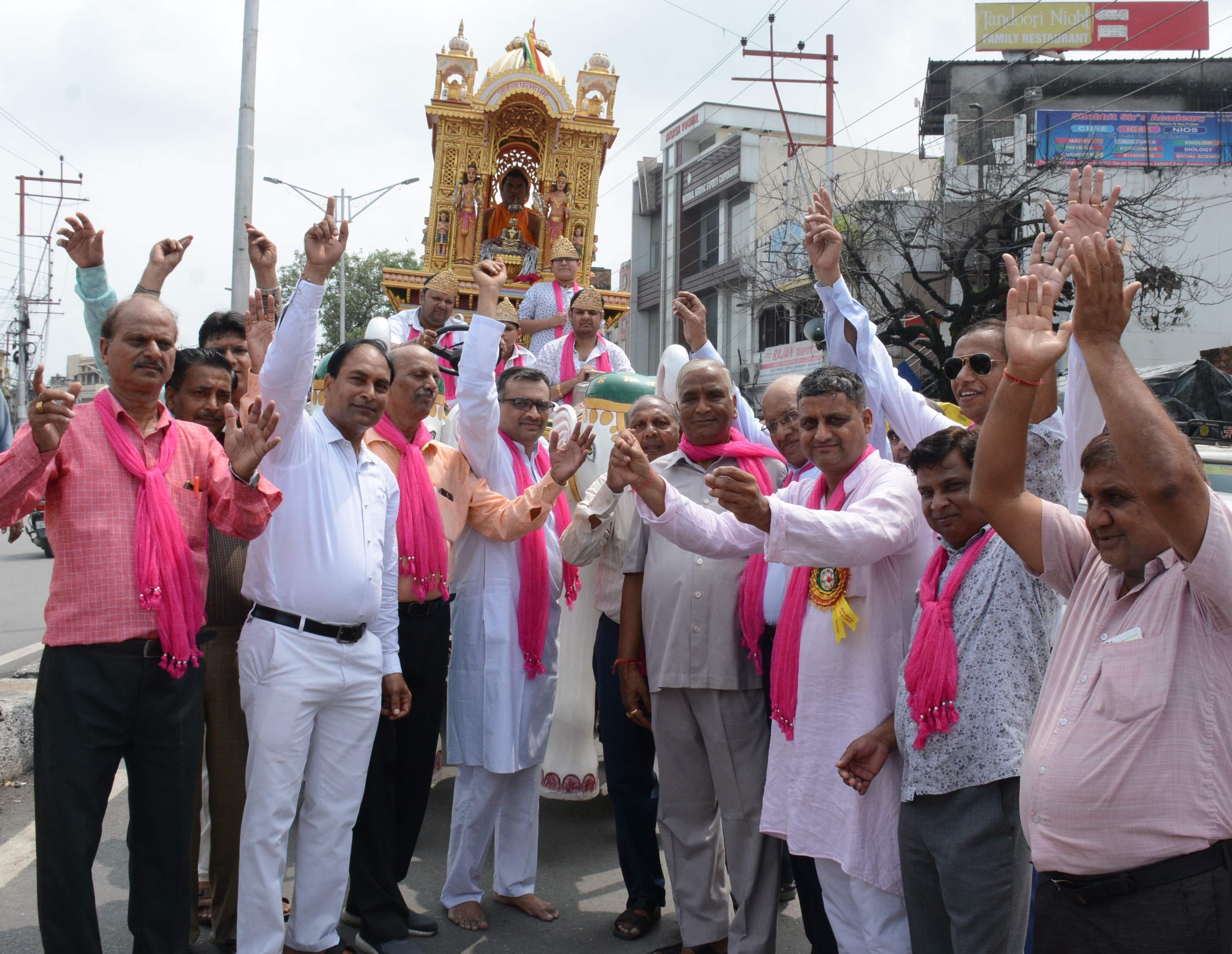 अंनत चतुर्दशी के अवसर पर जैन धर्मशाला से निकाली गई रथयात्रा में भगवान जी रथ के साथ चलते श्रद्धाल अंनत चतुर्दशी के अवसर पर जैन धर्मशाला से निकाली गई रथयात्रा में भगवान जी रथ के साथ चलते श्रद्धाल