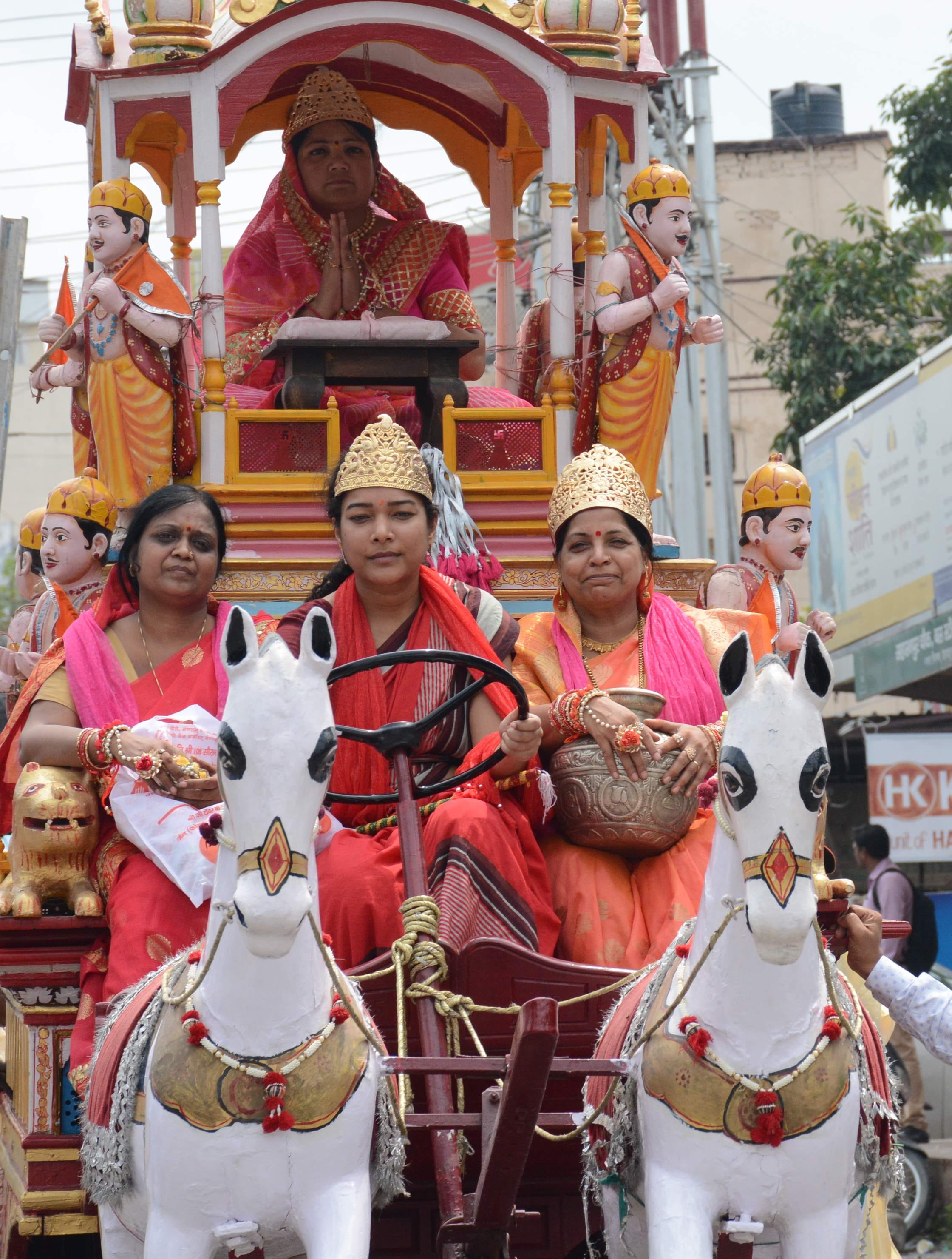 अंनत चतुर्दशी के अवसर पर जैन धर्मशाला से निकाली गई रथयात्रा रथ में सवार श्रद्धालु । अंनत चतुर्दशी के अवसर पर जैन धर्मशाला से निकाली गई रथयात्रा रथ में सवार श्रद्धालु ।
