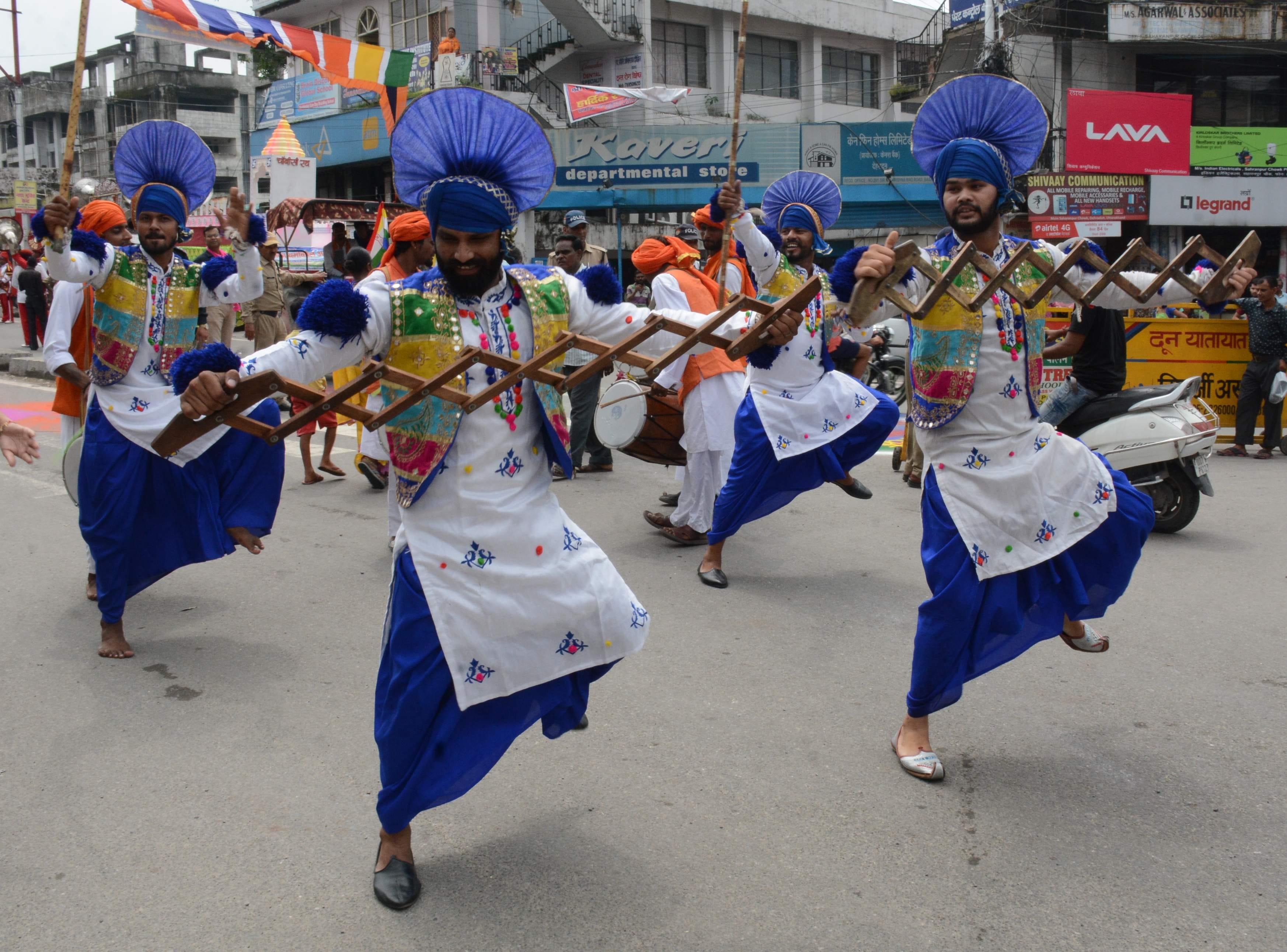 अंनत चतुर्दशी के अवसर पर जैन धर्मशाला से निकाली गई रथयात्रा में भांगड़ा करते सिख । अंनत चतुर्दशी के अवसर पर जैन धर्मशाला से निकाली गई रथयात्रा में भांगड़ा करते सिख ।