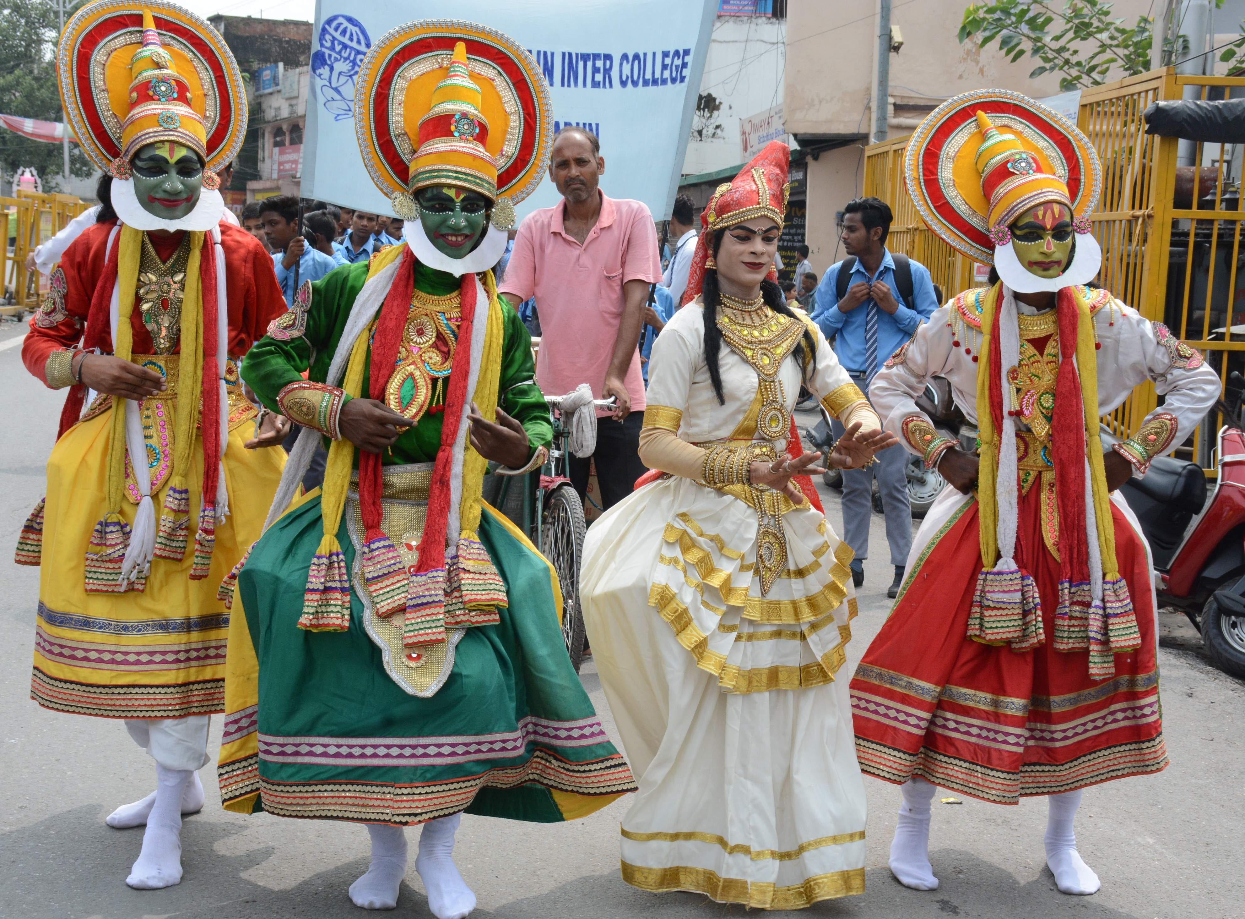 अंनत चतुर्दशी के अवसर पर जैन धर्मशाला से रथयात्रा में केरला कत्थक की प्रस्तुति देते कलाकार । अंनत चतुर्दशी के अवसर पर जैन धर्मशाला से रथयात्रा में केरला कत्थक की प्रस्तुति देते कलाकार ।