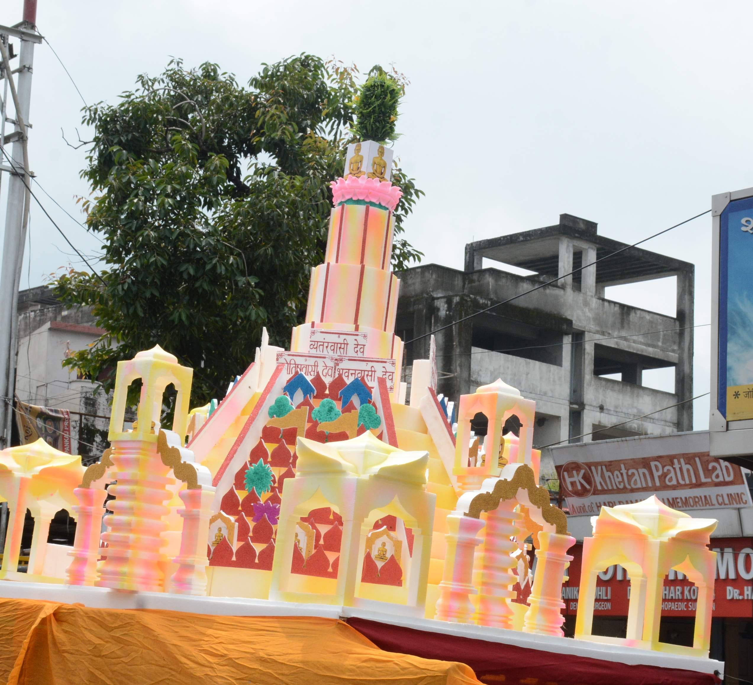अंनत चतुर्दशी के अवसर पर जैन धर्मशाला से रथयात्रा के दौरान सजी झांकी । अंनत चतुर्दशी के अवसर पर जैन धर्मशाला से रथयात्रा के दौरान सजी झांकी ।