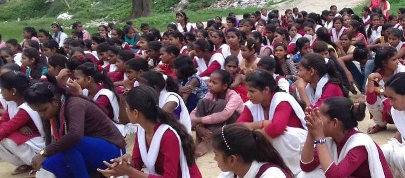 पट्टी में अपराजिता के बैनर तले आयोजित बालिका सुरक्षा गोष्ठी में जुटी छात्राएं।