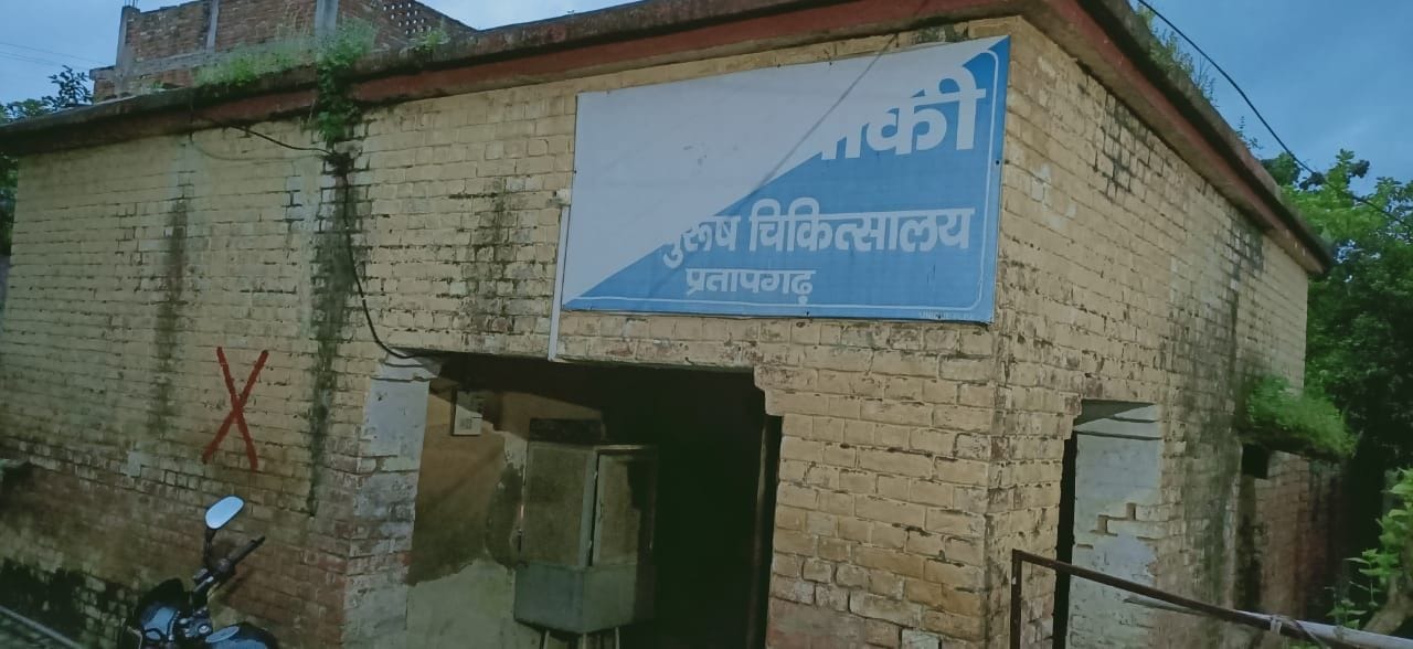 जिला अस्पताल में मेडिकल कॉलेज भवन निर्माण को ढहाने के लिए पुराने भवनों पर लगाए गए लाल निशान। जिला अस्पताल में मेडिकल कॉलेज भवन निर्माण को ढहाने के लिए पुराने भवनों पर लगाए गए लाल निशान।