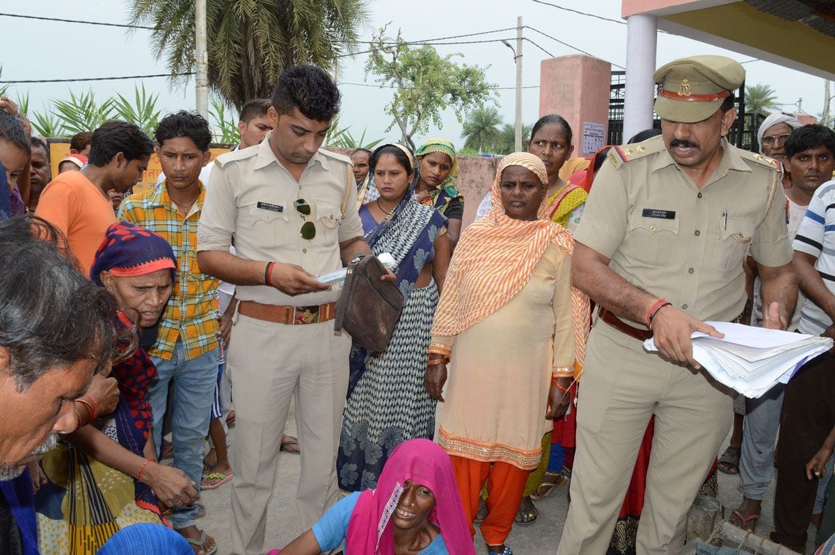 घटना की जांच करती पुलिस। घटना की जांच करती पुलिस।