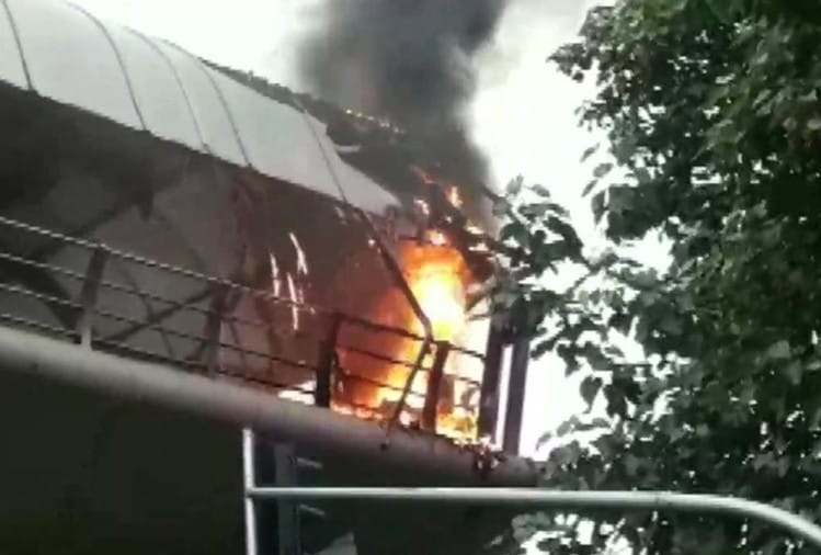 कॉटन ग्रीन रेलवे स्टेशन के फुटओवर ब्रिज पर आग लग गई है