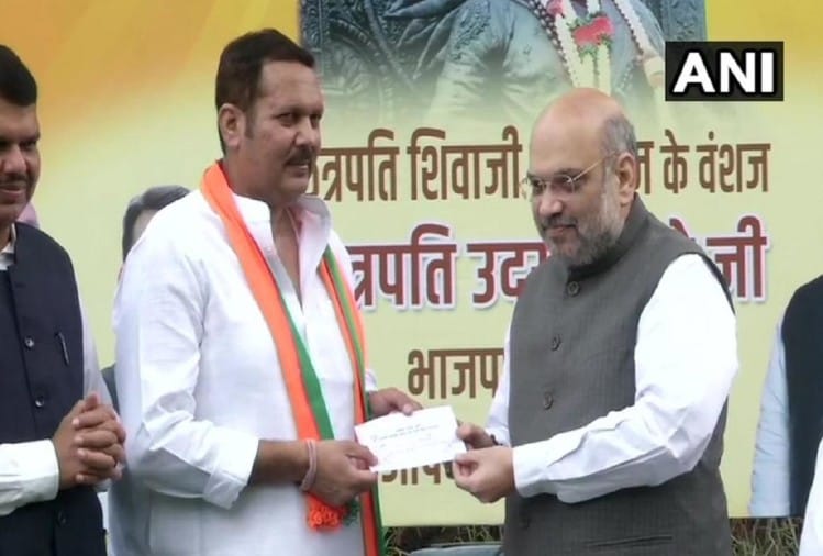 उदयनराज भोसले को सदस्यता दिलाते अमित शाह