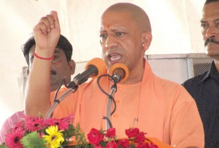 सोनभद्र के उभ्भा गांव में सीएम योगी आदित्यनाथ।