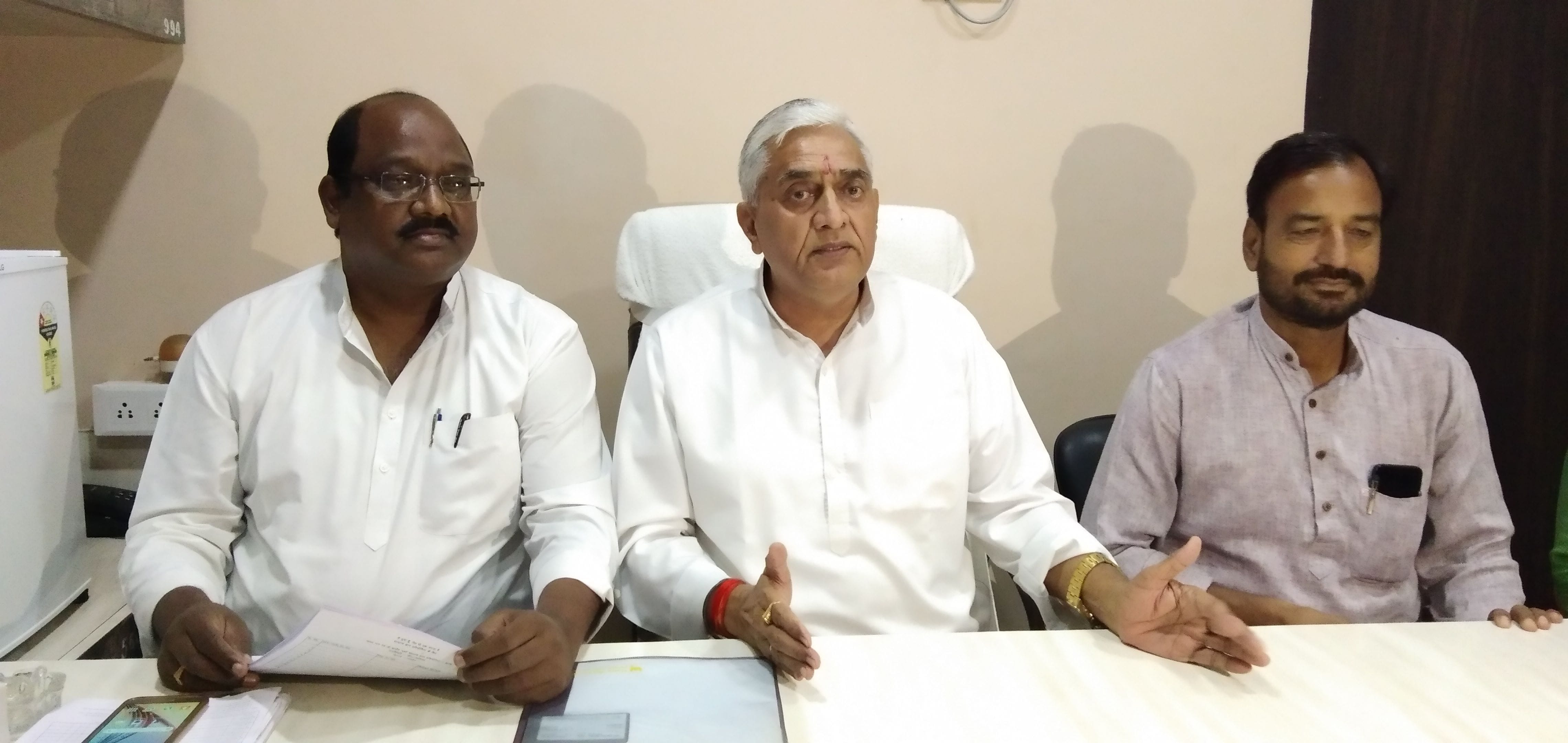 पत्रकार वार्ता करते पूर्व विधायक विनोद चतुर्वेदी