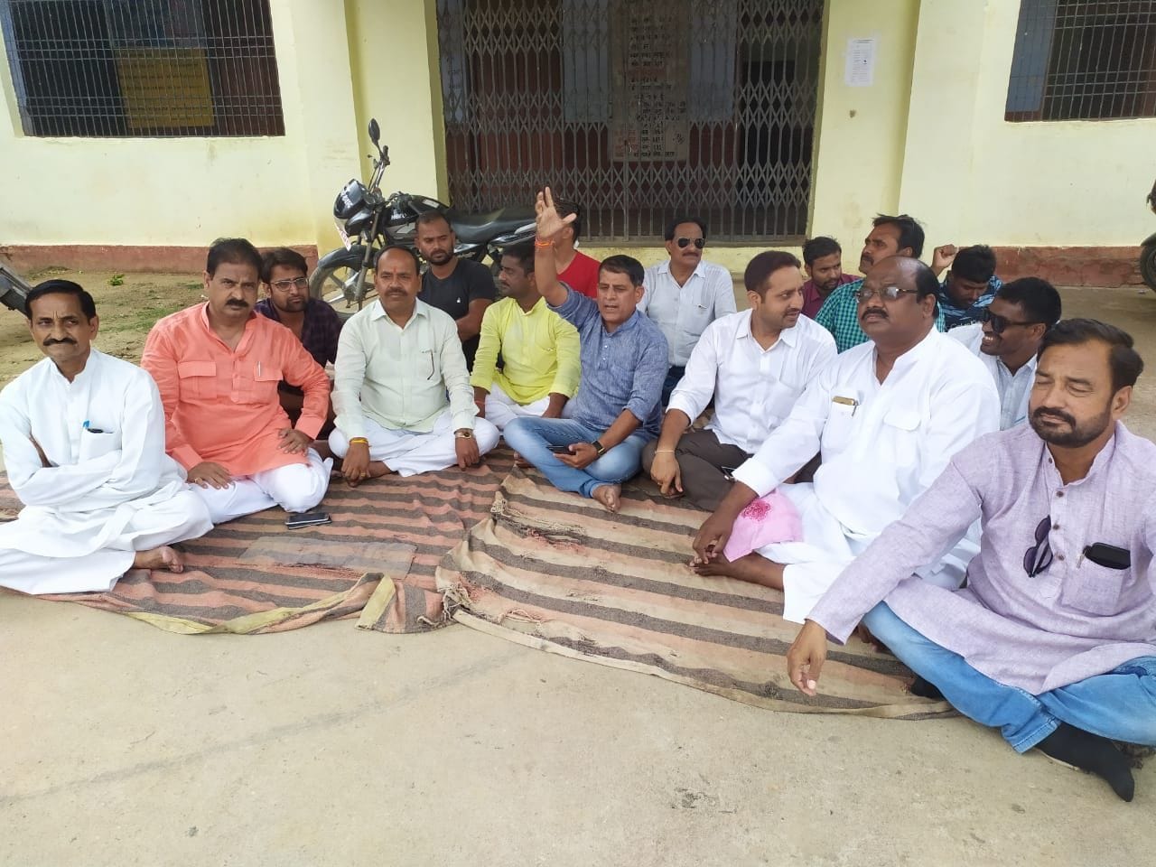 धरने पर बैठे कांग्रेसी व सपा नेता