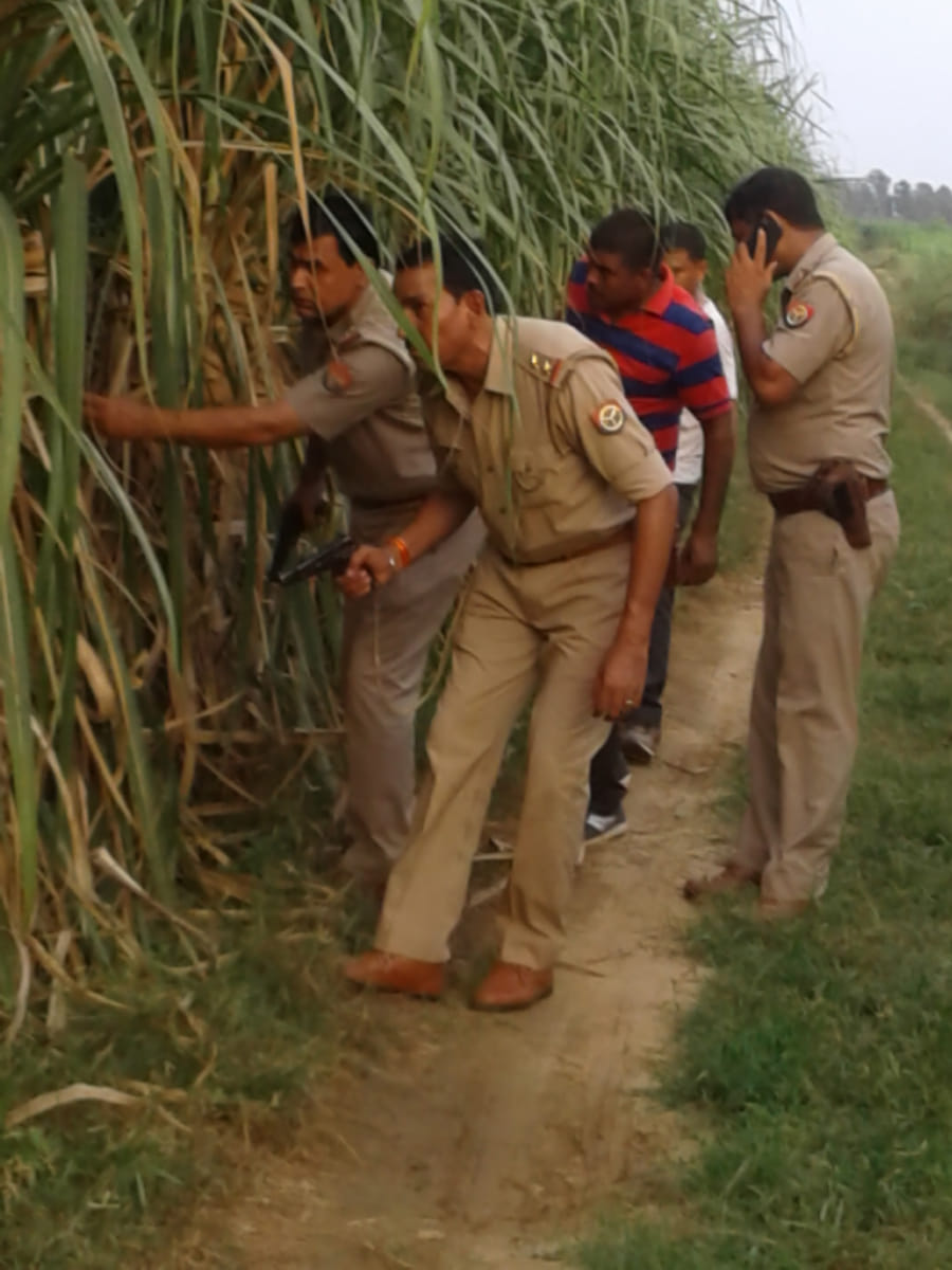 छपार के रेई रामपुर मार्ग मुठभेड में भागे बदमाश को ढूंढने में काम्बिंग करती पुलिस।