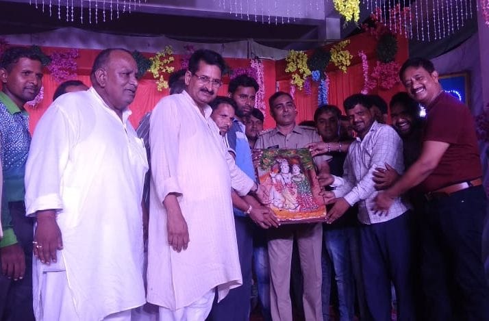 सरधना के रामलीला मैदान में आयोजित गणेश उत्सव के समापन अवसर पर सहयोग के लिए सम्मानित करते हुए। सरधना के रामलीला मैदान में आयोजित गणेश उत्सव के समापन अवसर पर सहयोग के लिए सम्मानित करते हुए।