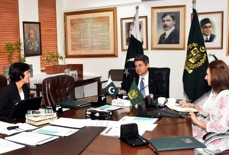 पाकिस्तान के कानून मंत्री बैरिस्टर फरोग नसीम