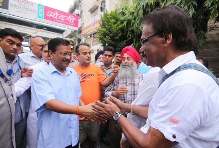 डेंगू के खिलाफ दिल्ली सरकार का अभियान जारी, घरों तक पहुंचे केजरीवाल दिल्ली के मुख्यमंत्री अरविंद केजरीवाल