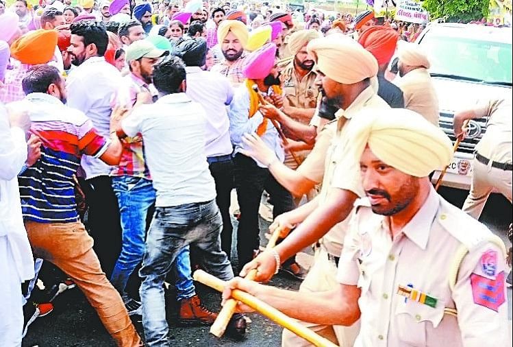 बेरोजगार अध्यापकों और पुलिस के बीच धक्का-मुक्की, कई महिला अध्यापक हुईं बेहोश Unemployed Teachers Protests Against Government In Sangroor