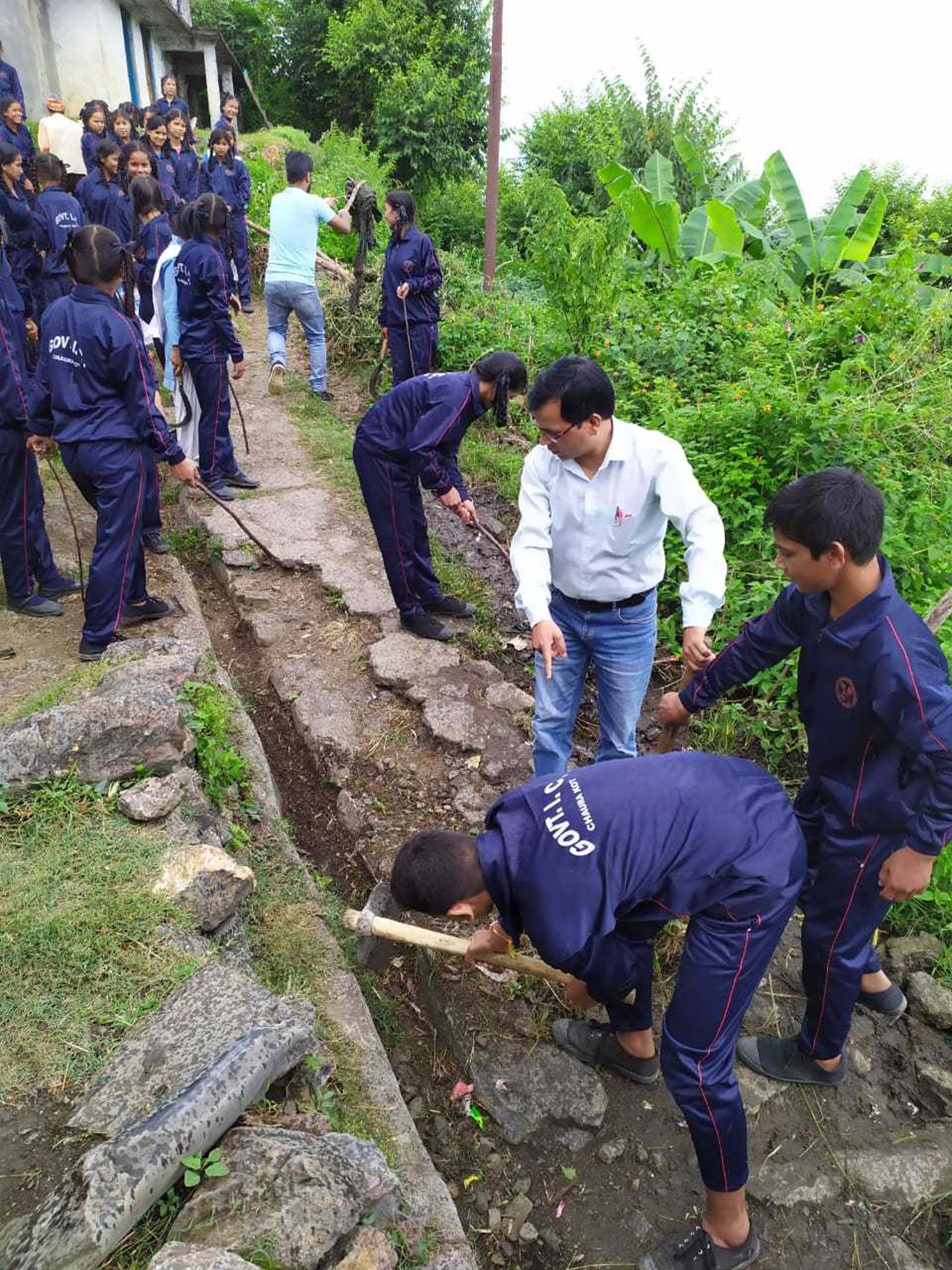 स्वच्छता अभियान चलाते जीआईसी चौड़ाकोट के छात्र-छात्राएं। स्वच्छता अभियान चलाते जीआईसी चौड़ाकोट के छात्र-छात्राएं।