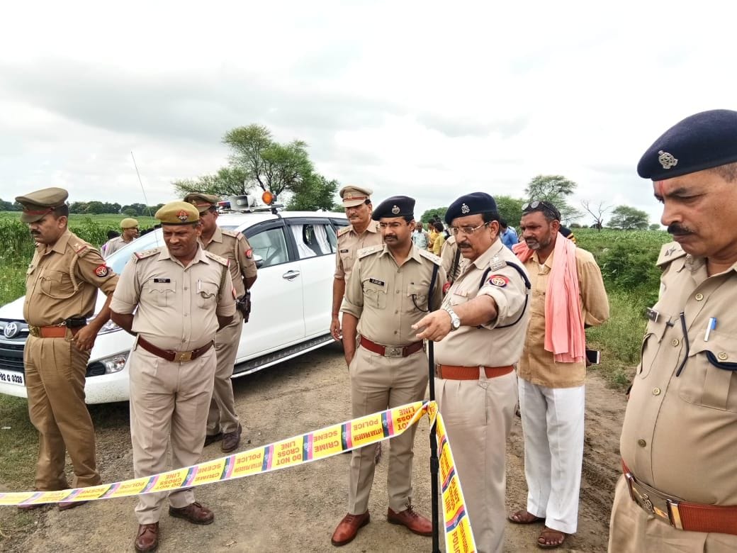 घटनास्थल पर एसपी सतीश कुमार को जानकारी देते सीओ घटनास्थल पर एसपी सतीश कुमार को जानकारी देते सीओ