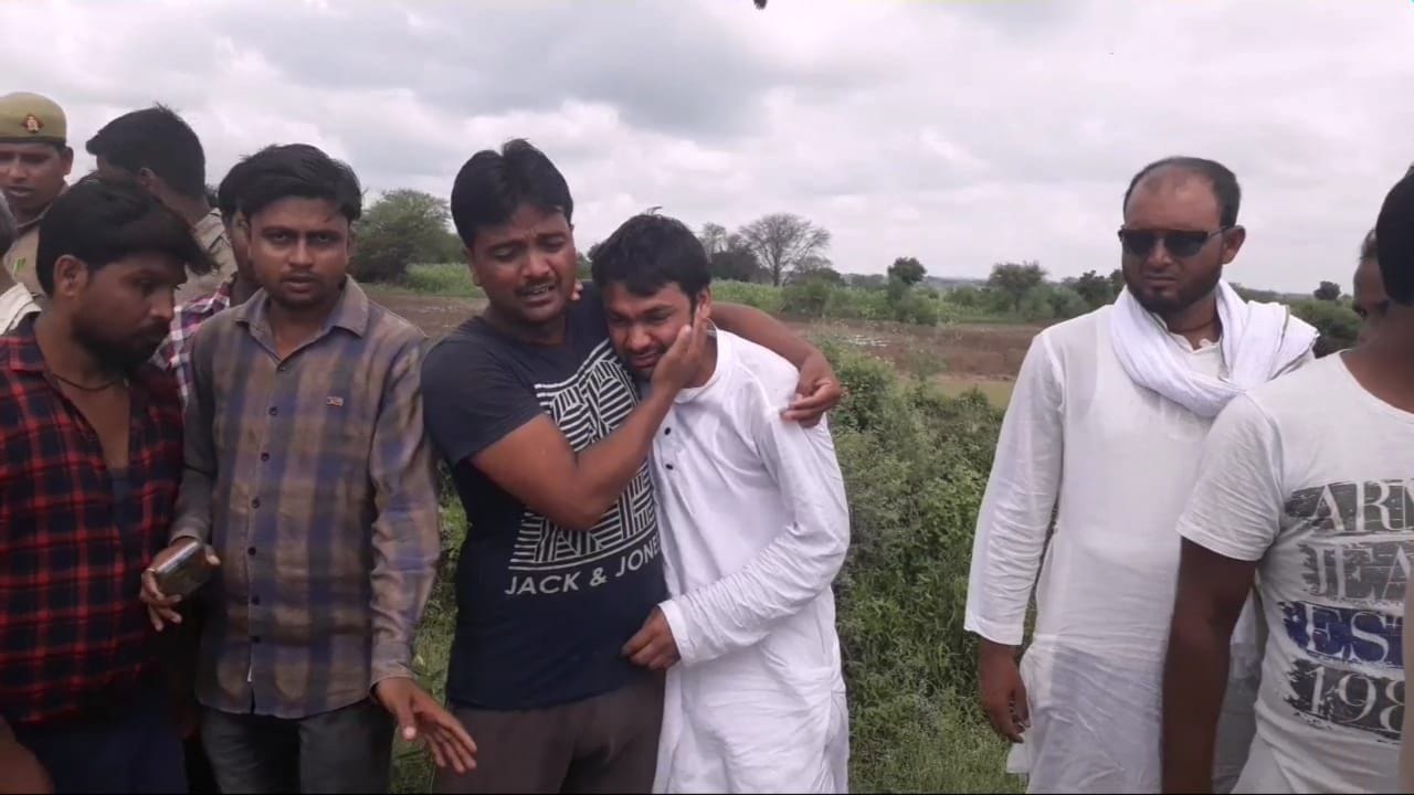 घटनास्थल पर मृतक जावेद का भाई आमिर रोता हुआ घटनास्थल पर मृतक जावेद का भाई आमिर रोता हुआ