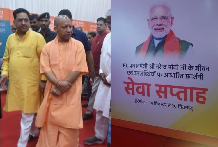 प्रदर्शनी में मुख्यमंत्री योगी आदित्यनाथ।