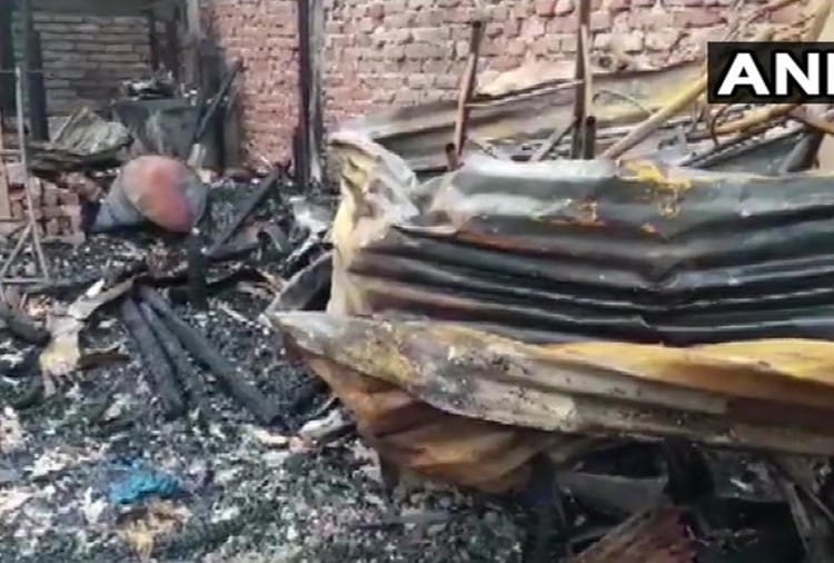 12 दुकानों में आग लग गई