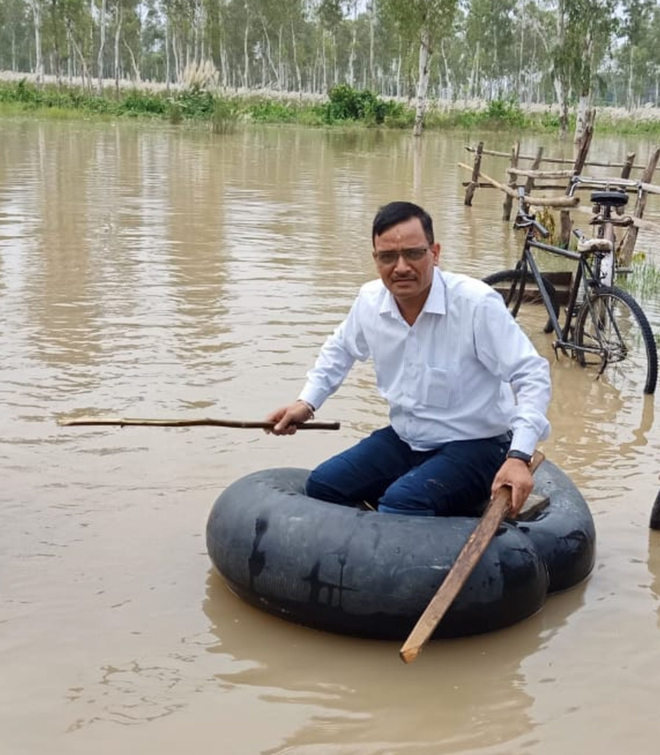 सितारगंज अरविंदनगर गांव में रबर टयूब में बैठकर बाढ़ प्रभावितों के घरों को जाते तहसीलदार जगमोहन ?