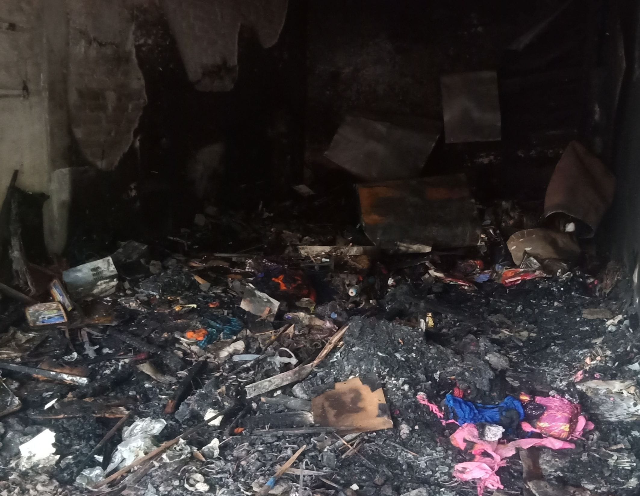 नानकमत्ता में आग से जलकर राख गिफ्ट की दुकान। नानकमत्ता में आग से जलकर राख गिफ्ट की दुकान।