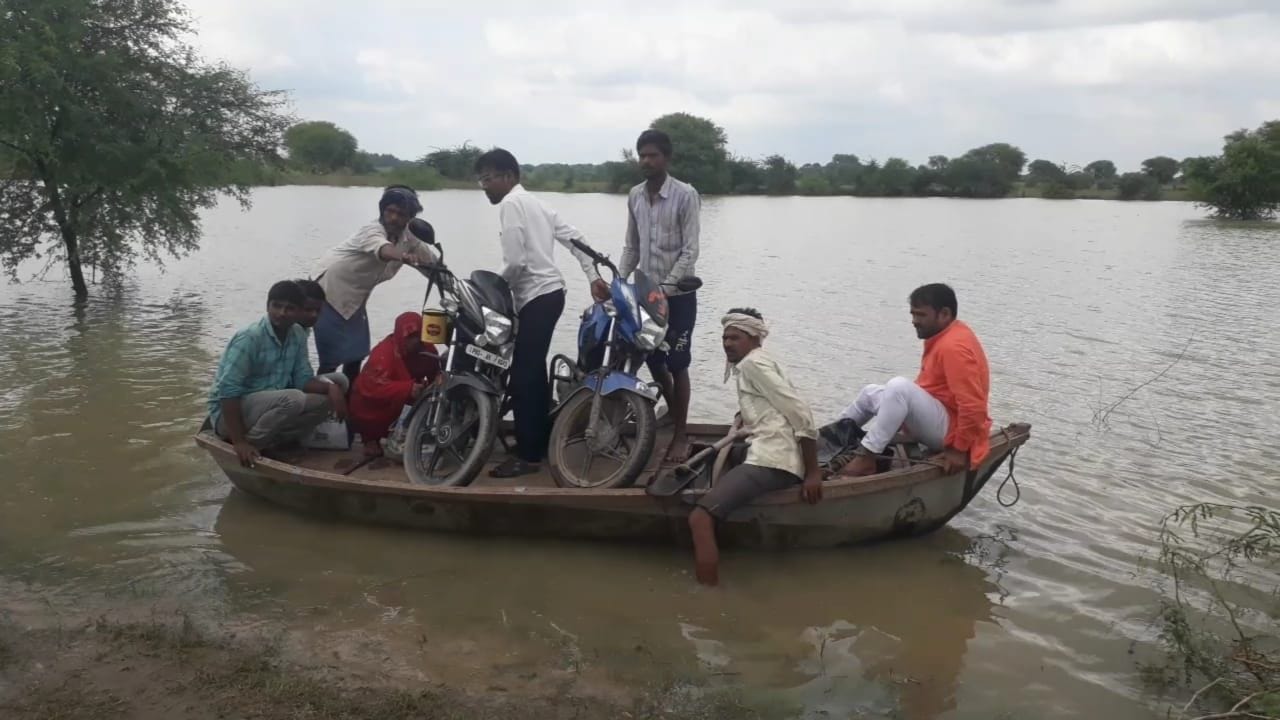 नाव पर बाइक रखकर कालपी कस्बे की ओर आते ग्रामीण। 