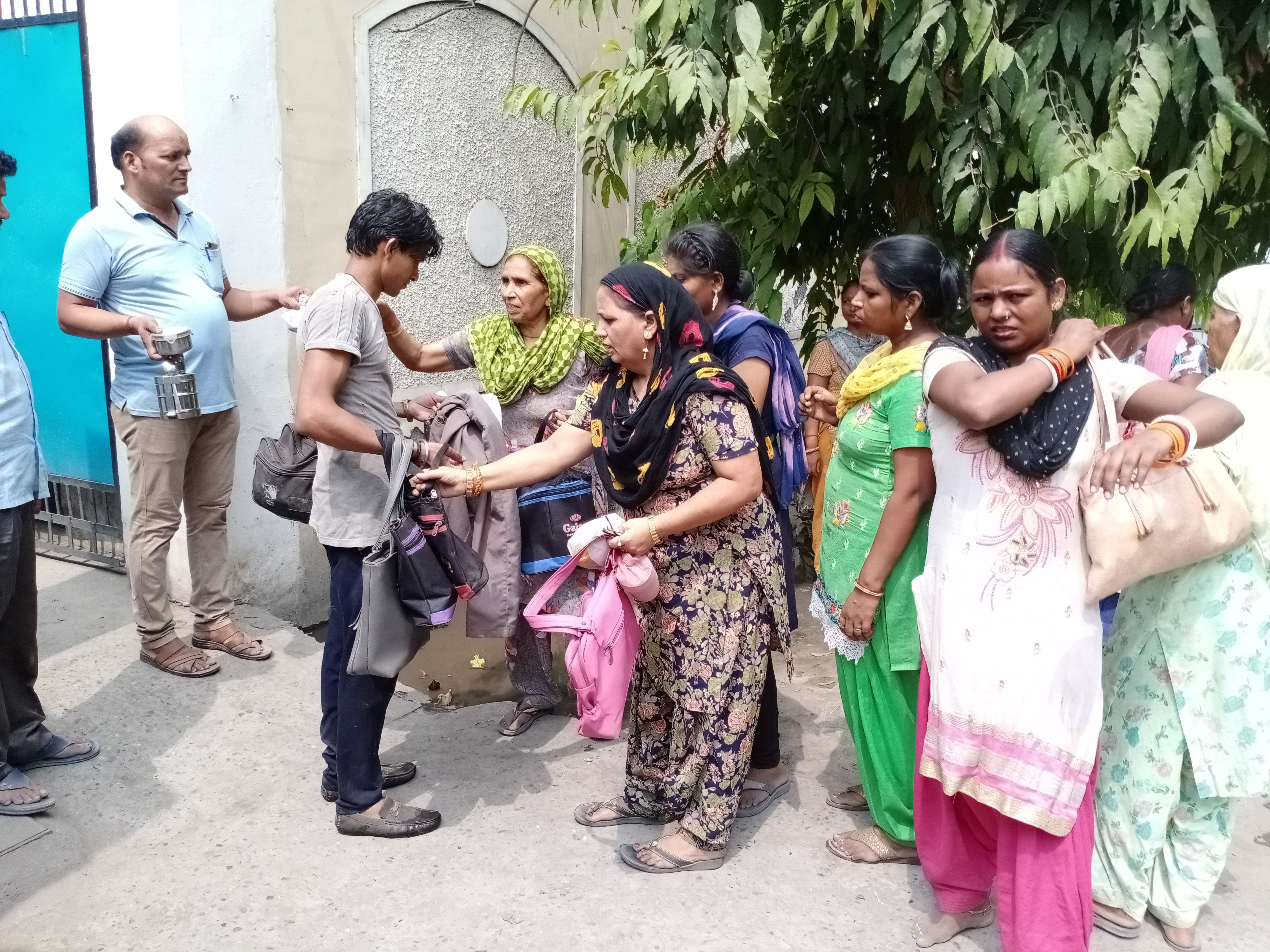 बिमल एल्यूमिनयम में  सिलेंडरो गैस रिसाव के बाद लगी आग के बाद साथ की फैक्टरीयों के कर्मचारी बाहर ज?