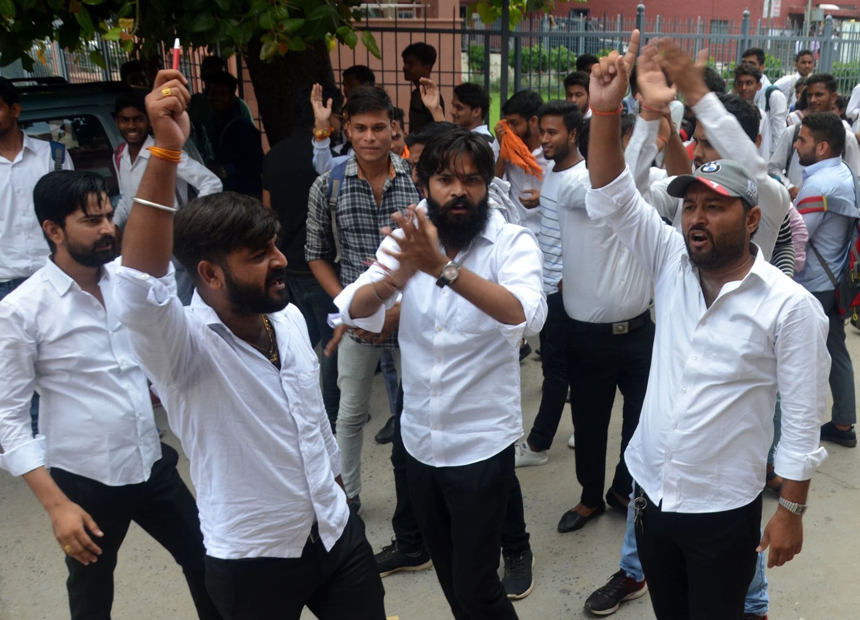 डीएस कॉलेज में बुर्का और टोपी पर प्रतिबंध की मांग को लेकरप्रदर्शन करते छात्र नेता। डीएस कॉलेज में बुर्का और टोपी पर प्रतिबंध की मांग को लेकरप्रदर्शन करते छात्र नेता।