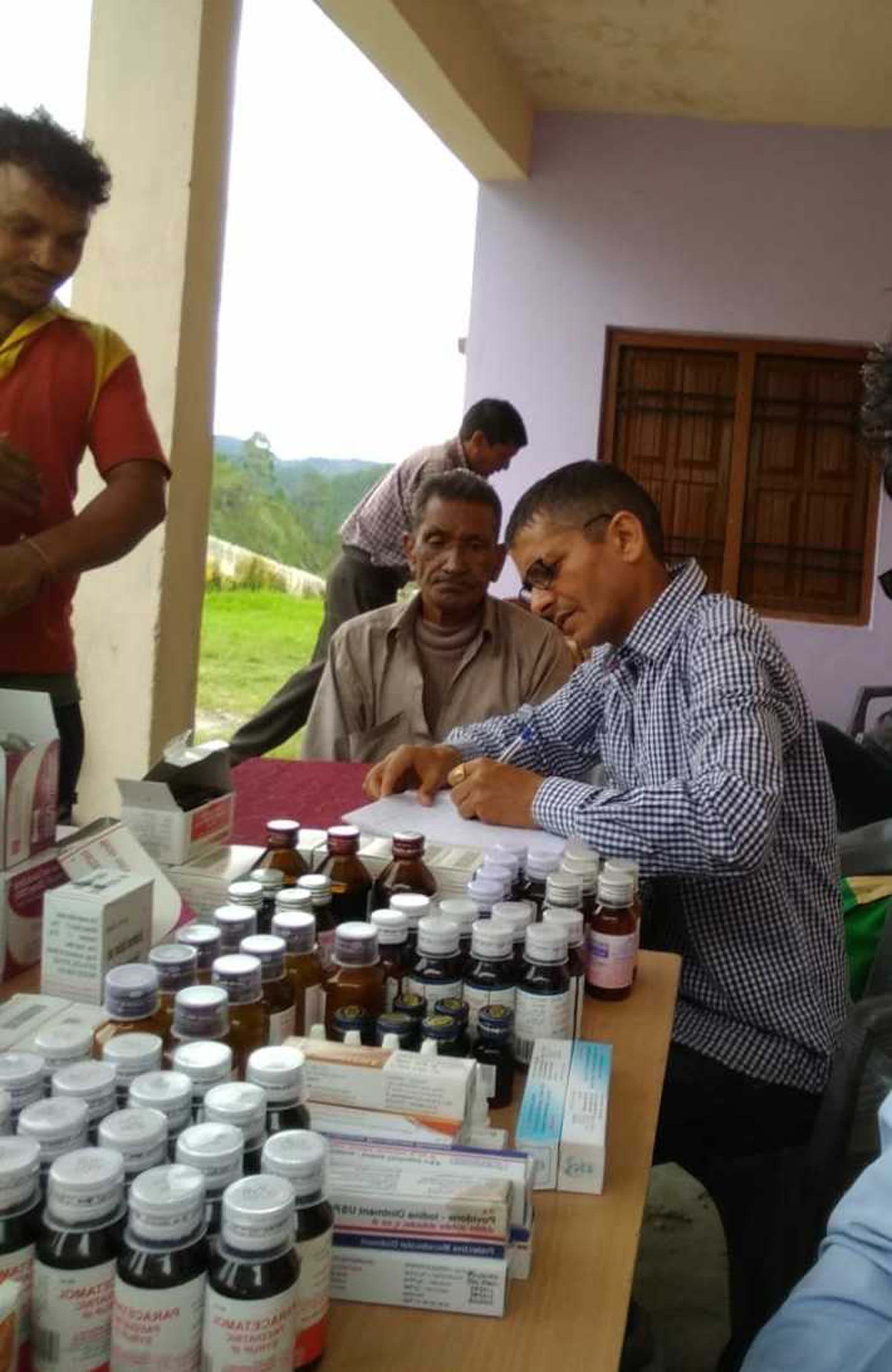 डॉक्टरविहीन सिप्टी राजकीय एलोपैथिक डिस्पेंसरी में इलाज करते फार्मेसिस्ट गिरीश खर्कवाल।