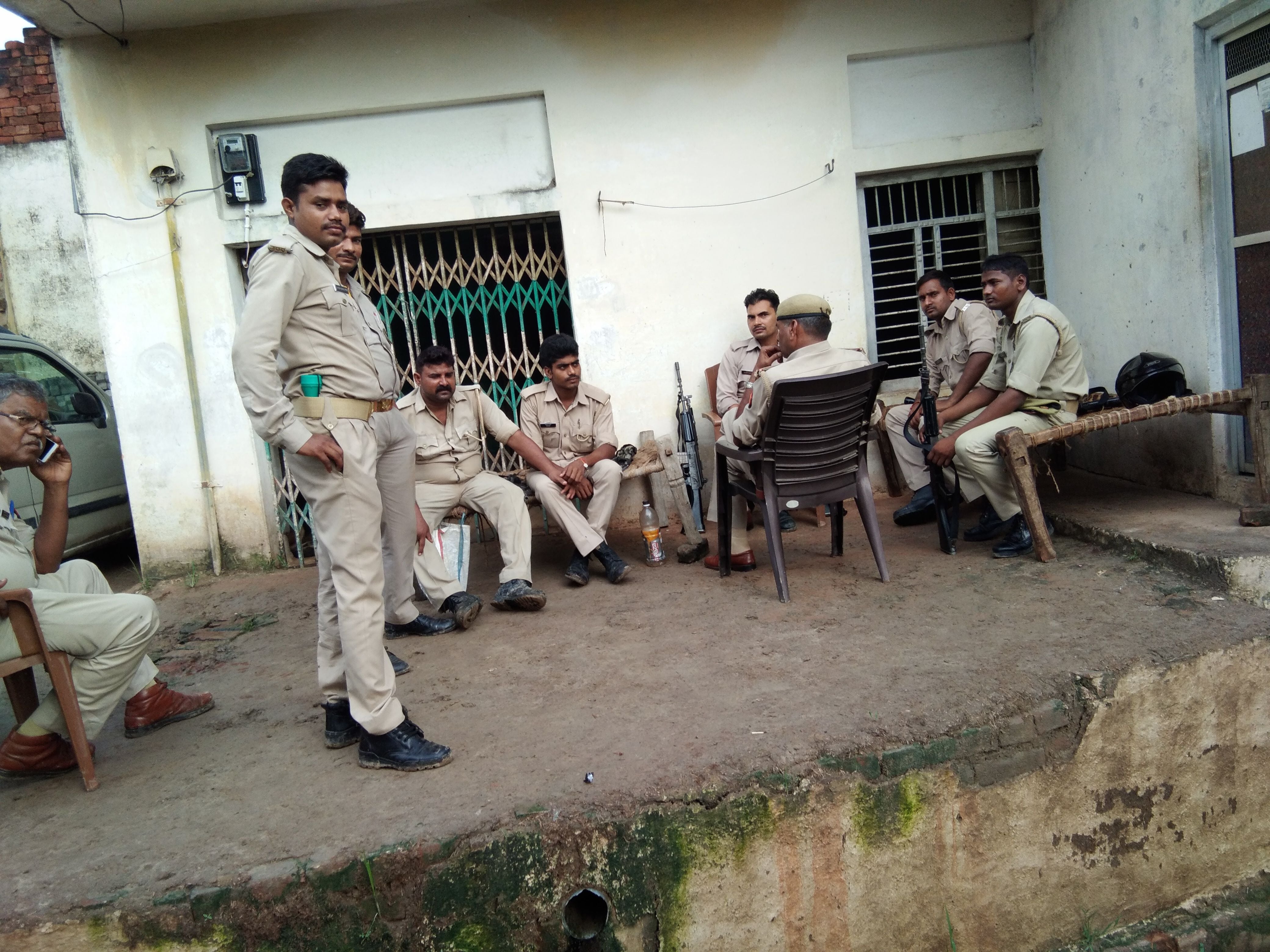 गांव में पुलिस बल तैनात गांव में पुलिस बल तैनात