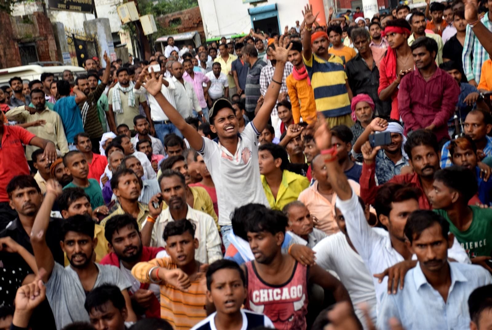 जिलाधिकारी कार्यालय के बाहर अपनी मांगों को लेकर विरोध प्रर्दशन करते ठेला खेमचा लगाने वाले लोग। जिलाधिकारी कार्यालय के बाहर अपनी मांगों को लेकर विरोध प्रर्दशन करते ठेला खेमचा लगाने वाले लोग।