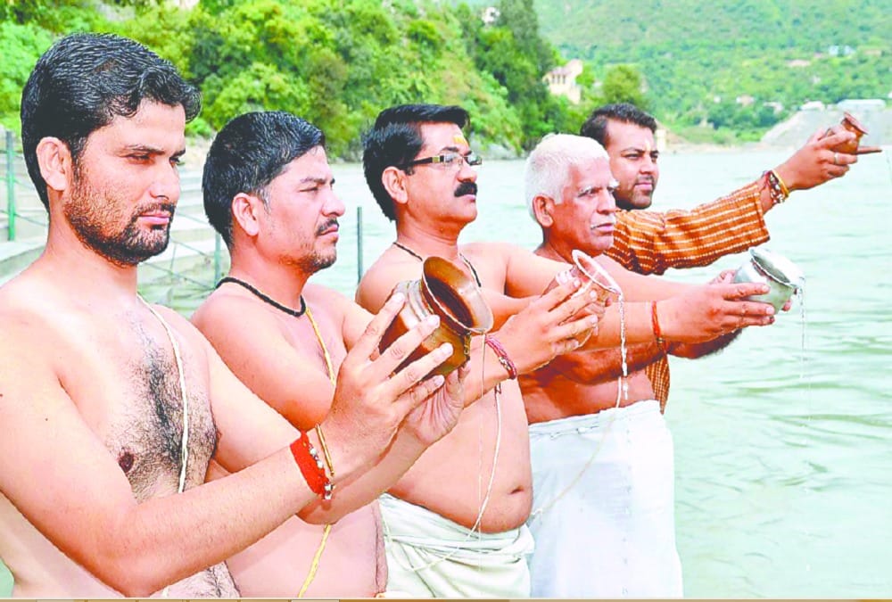 पितरों की आत्मा की शांति के लिए करें ये उपाय