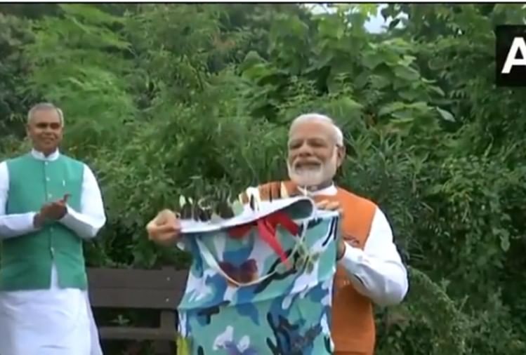 तितलियां उड़ाते पीएम मोदी