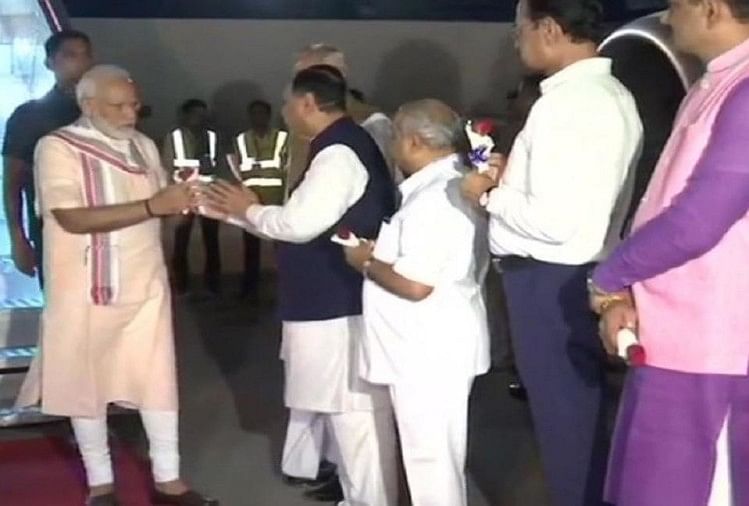 प्रधानमंत्री नरेंद्र मोदी आज जन्मदिन पर सरदार सरोवर बांध जाएंगे, भाजपा का 'सेवा सप्ताह' भी शुरू प्रधानमंत्री नरेंद्र मोदी का अहमदाबाद एयरपोर्ट पर स्वागत करते गुजरात के मुख्यमंत्री विजय रूपानी।