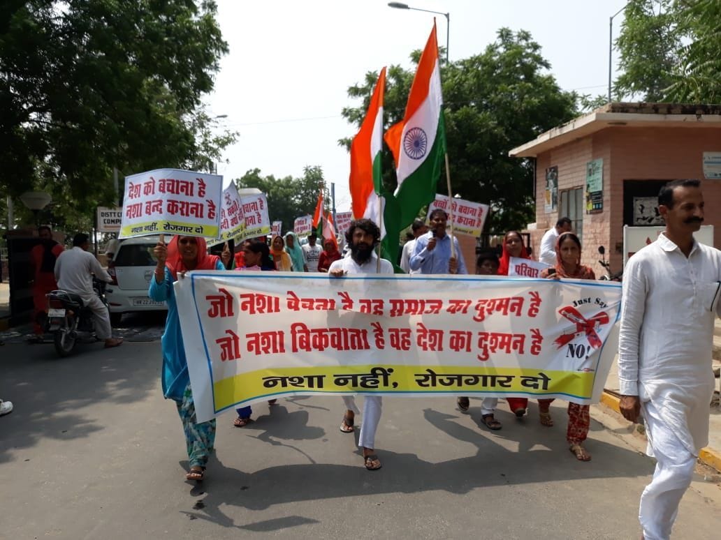 शहर में सत्याग्रह करते प्रवीन काशी। शहर में सत्याग्रह करते प्रवीन काशी।