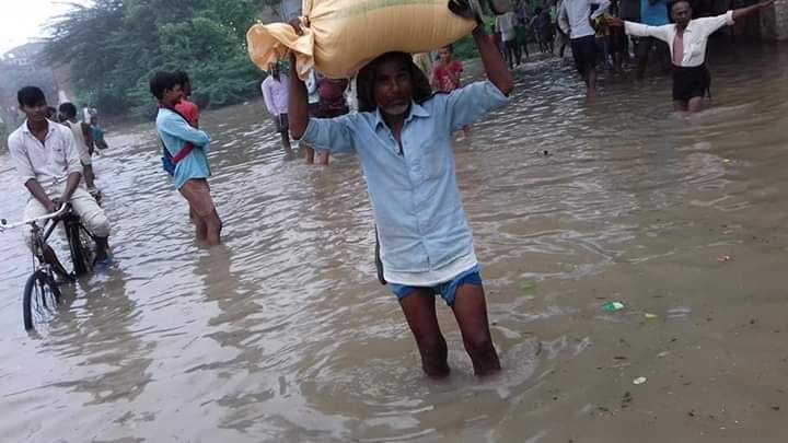 हीरापुर के ग्रामीण अपना सामान ऊंचाई वाले स्थान पर ले जाते