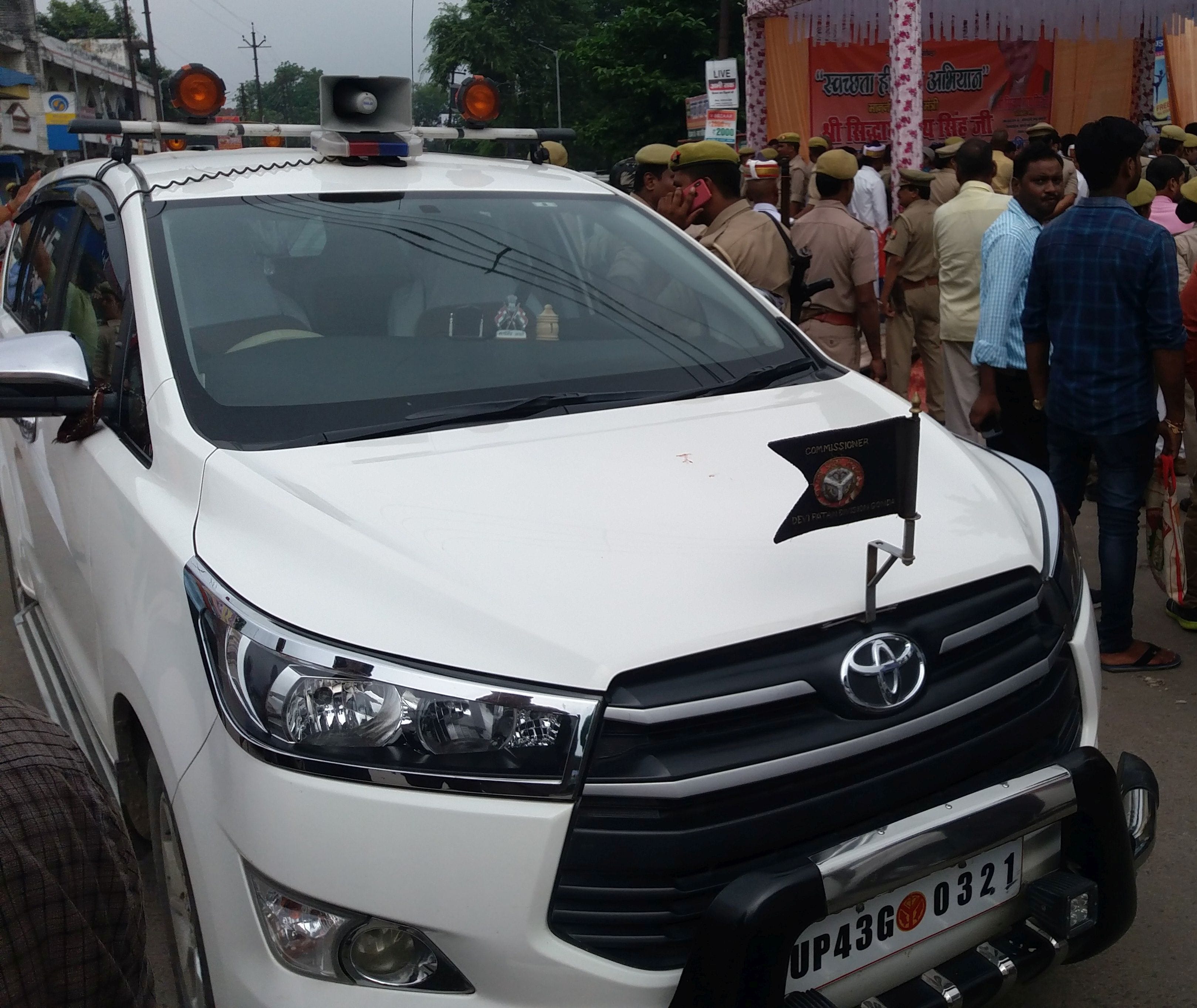 गोंडा में आयुक्त के वाहन में लगा बंपर। गोंडा में आयुक्त के वाहन में लगा बंपर।