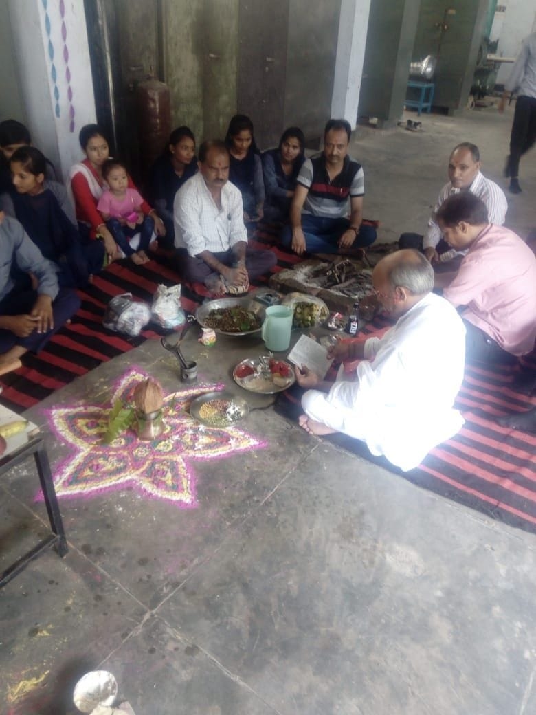 टनकपुर के आईटीआई में भगवान विश्वकर्मा की पूजा करते शिक्षक, छात्र और छात्राएं।