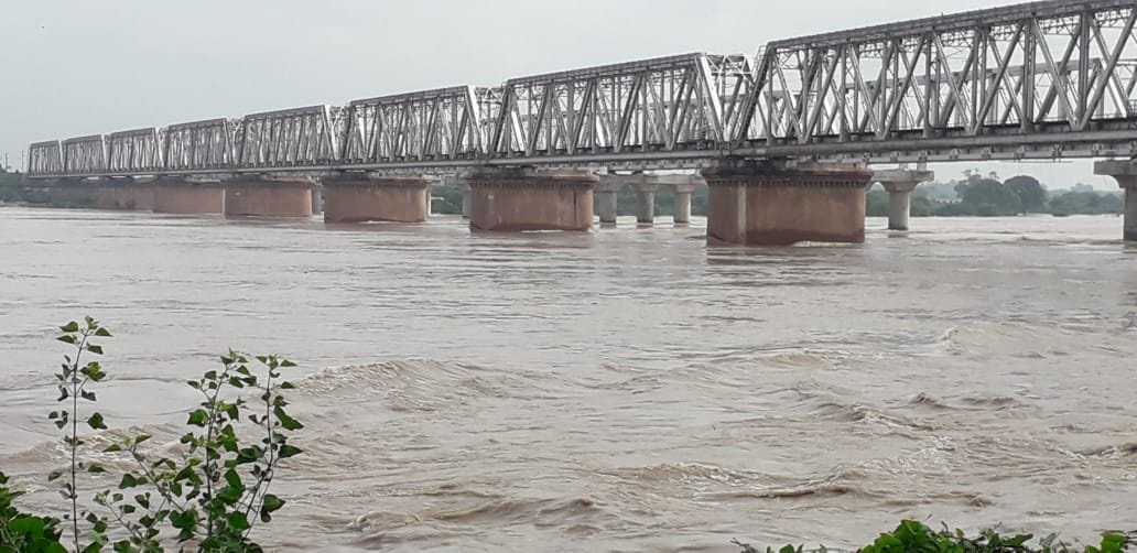 कालपी में यमुना का बढ़ता जलस्तर