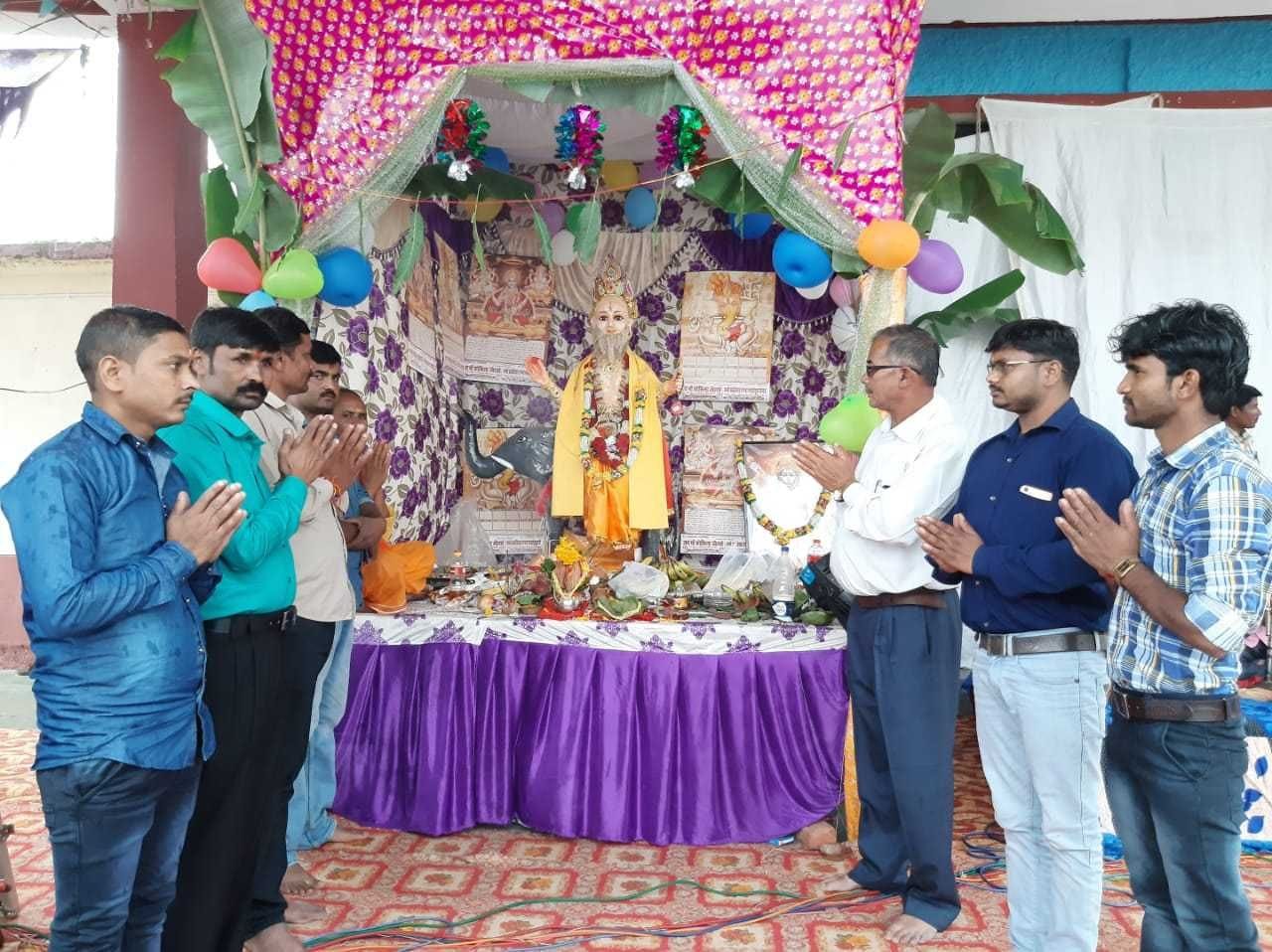 लोहाघाट में विश्वकर्मा पूजा महोत्सव के तहत भगवान विश्वकर्मा की पूजा करते बिहार के राजमिस्त्री।