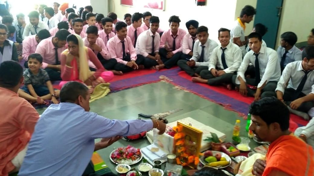 टनकपुर के पॉलीटेक्निक कॉलेज में भगवान विश्वकर्मा की पूजा करते शिक्षक, छात्र और छात्राएं।