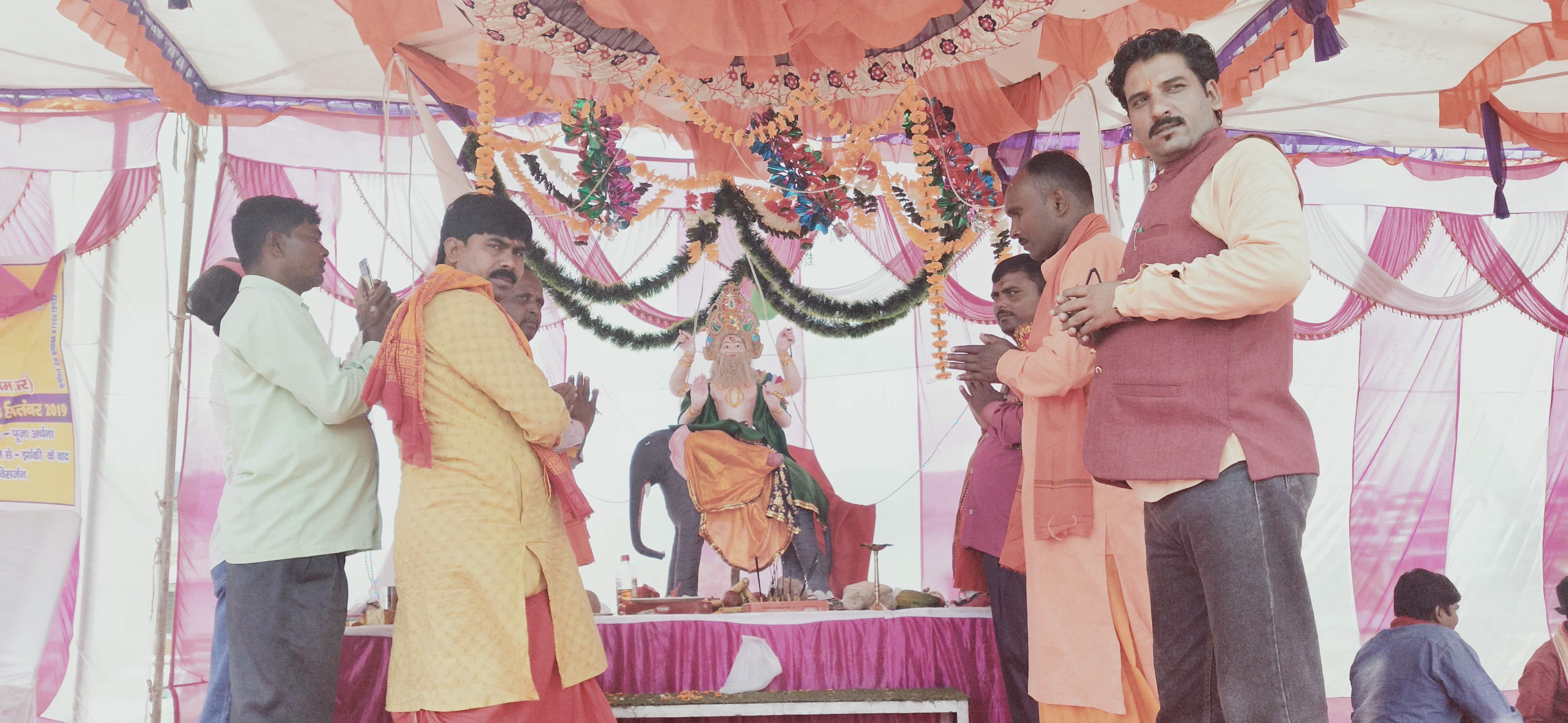 चंपावत गोरलचौड़ मैदान में पंडाल में विश्वकर्मा की मूर्ति का पूजन करते श्रमिक।